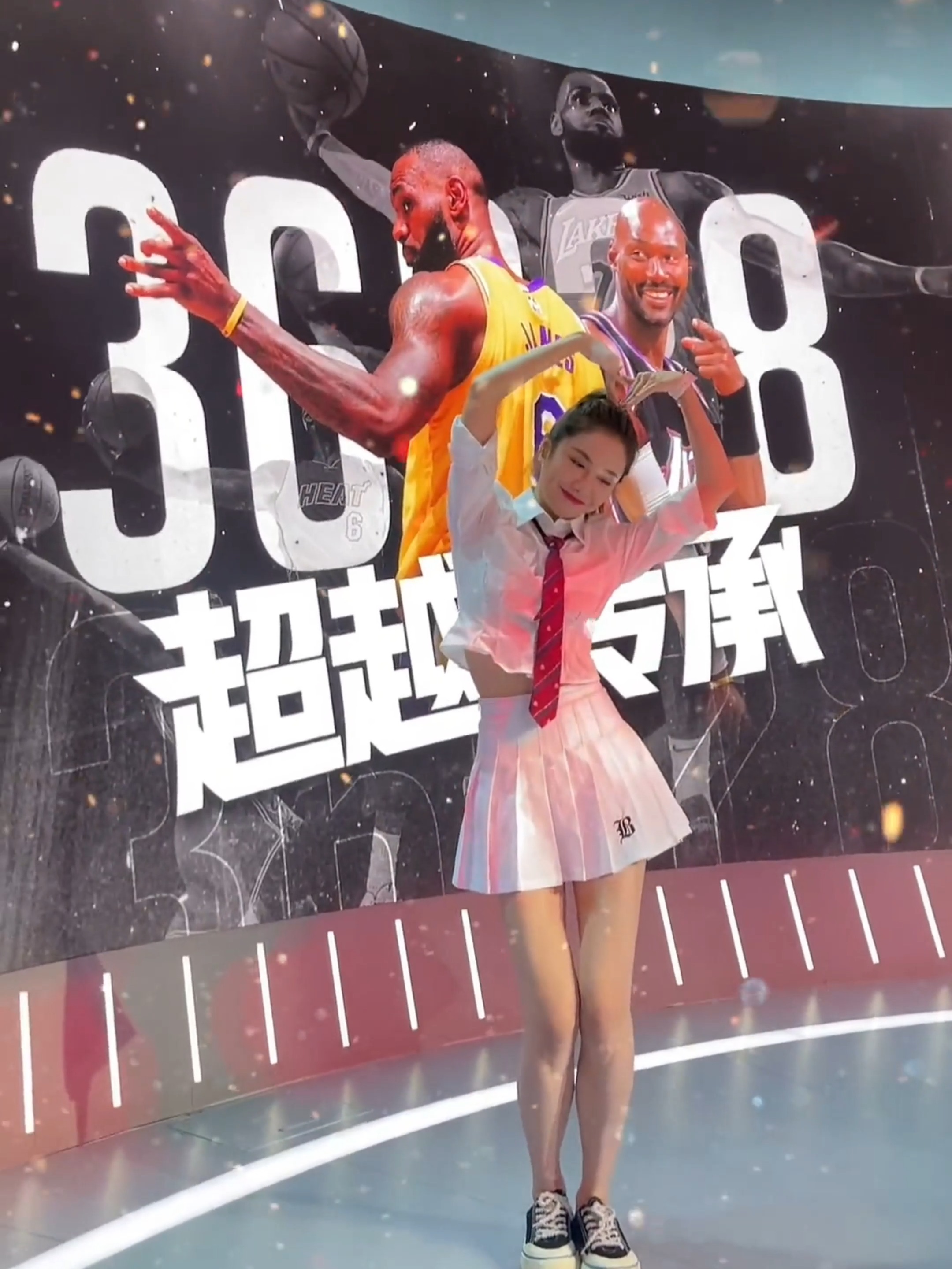 包含詹姆斯对阵马龙激战胶着，最终险胜对手的词条